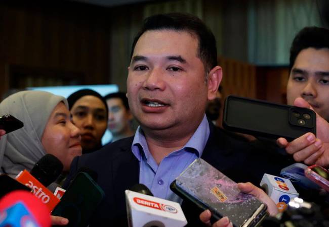 Rafizi kiện Wan Ahmad Fayhsal vì tội phỉ báng