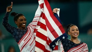 Thứ Năm, đội bóng thế vận hội đã tấn công 32 triệu khán giả như Simone Biles và Suni Lee Take the Podium