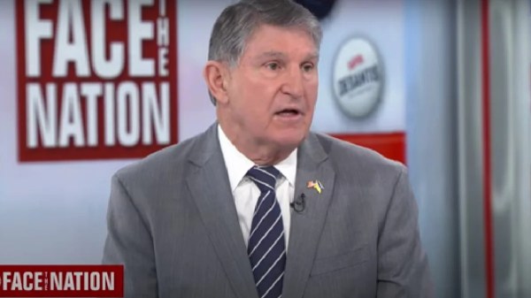 Joe Manchin nói 'Tôi quá yêu đất nước của mình' để bầu cho Trump | Băng hình