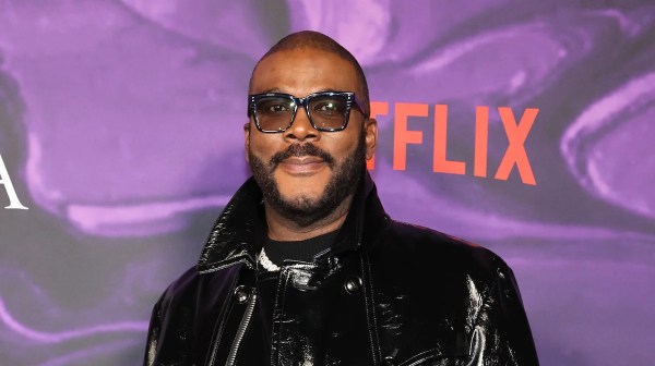 Tyler Perry tạm dừng việc mở rộng studio Atlanta trị giá 800 triệu đô la sau khi nhìn thấy mô hình chuyển văn bản thành video 'gây sốc' của Sora