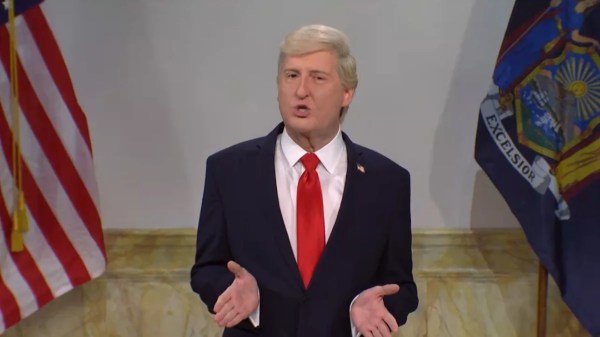 'SNL' Điện thoại mở lạnh lùng trong bản tin nhại trong tuần với Trump của James Austin Johnson trước tòa | Băng hình