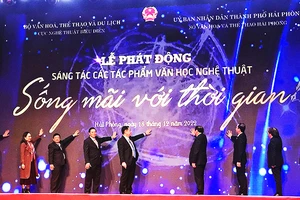 Để chính sách “thấm vào” trang văn, bản nhạc...