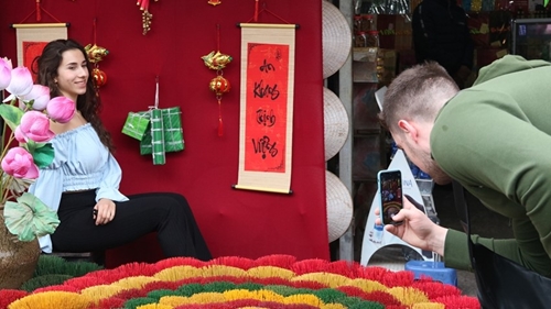 Foreign tourists enjoy experiencing Tet holiday at Hue incense village