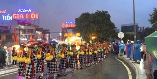 Buddha procession from Dieu De Pagoda to Tu Dam Pagoda