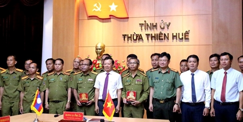 The civic delegation from Salavan and Sekong Provincial Police greets the Secretary of the Provincial Party Committee Le Truong Luu.