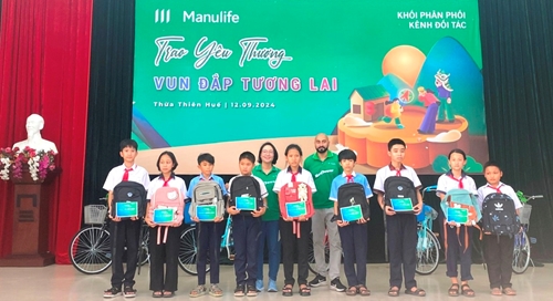 Manulife trao 70 suất học bổng cho học sinh hiếu học