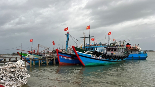 Cháy tàu cá trong đêm, nhiều ngư dân thoát nạn