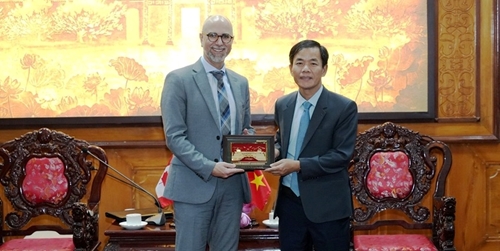 Chairman of the Provincial People's Committee Nguyen Van Phuong received a courtesy call from the Canadian Ambassador to Vietnam