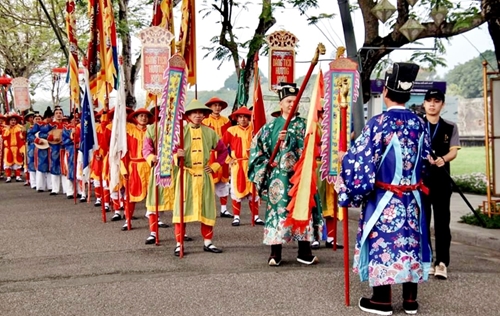 Solemn "Dang Tien Huong Xuan" procession