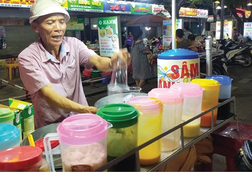 Hue features in Dong Ba food street at night