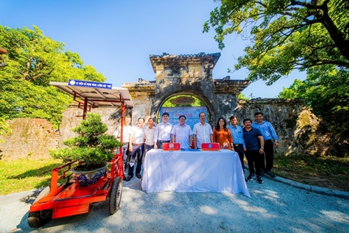 An electric vehicle made by the College of Hue’s students handed over