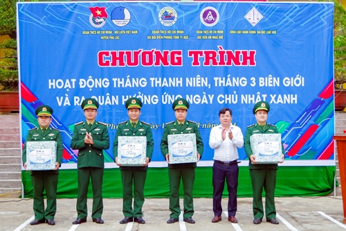 Tặng 200 lá cờ Tổ quốc và tuyến đường hoa, vườn hoa thanh niên