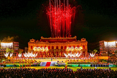 Lưu luyến lời hẹn “Về Huế Festival”