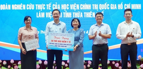 Trao 50 thẻ bảo hiểm y tế cho học sinh khó khăn