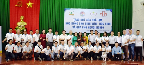 Hơn 1,3 tỷ đồng tặng quà cho học sinh, sinh viên, người nghèo và xóa nhà tạm ở Phong Điền