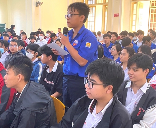 Dr. Le Ba Khanh Trinh inspires students