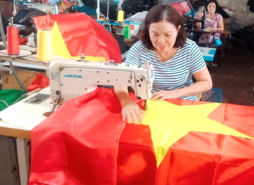 The story of a woman who sewed flags hung at Ky Dai Hue (Hue flagpole)