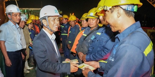 Chairman of the Provincial People's Committee Nguyen Van Phuong encourages workers building the Huong River Overpass