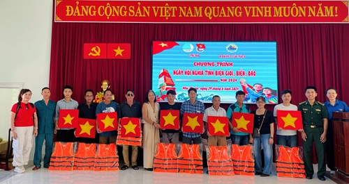 Tặng phao cứu sinh cho con em ngư dân