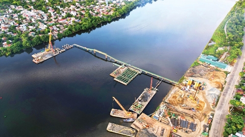 Being at the construction site of the bridge over the Huong River on Nguyen Hoang Street