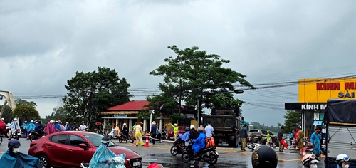 Va chạm giữa ô tô tải với xe máy, 1 người tử vong, 1 người bị thương