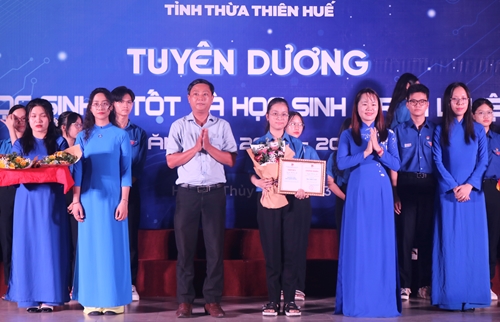 Tuyên dương 30 “Học sinh 3 tốt” và “Học sinh 3 rèn luyện”