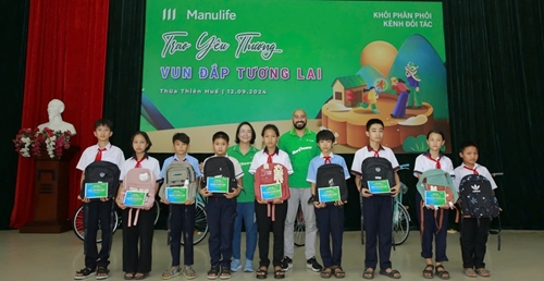 Manulife trao học bổng cho học sinh hiếu học mùa trung thu 2024