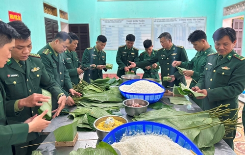 Tặng hơn 300 bánh chưng và nhiều phần quà cho người dân khó khăn