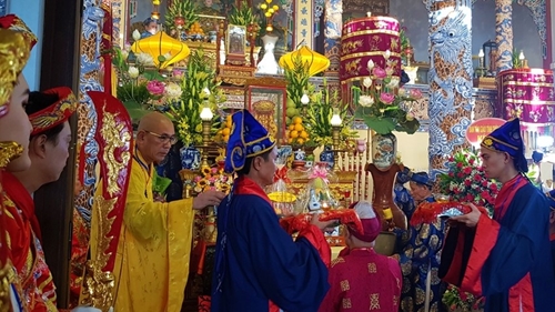 Thousands of people join in the Hue Nam Temple Festival