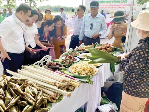 Kết nối tiêu thụ nông sản từ phiên chợ vùng cao