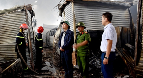 Kêu gọi hỗ trợ tiểu thương do cháy chợ Khe Tre