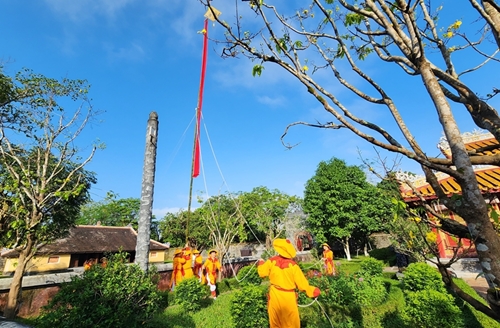 Lowering the Neu tree and opening the Royal Seal to celebrate the new Spring