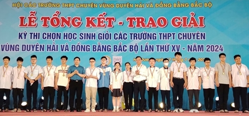 Students from Quoc Hoc – Hue High School for the Gifted win 29 medals and awards