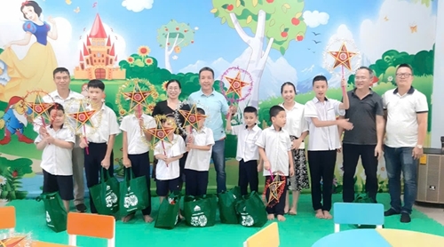 Giving 200 Mid-Autumn Festival gifts to students in difficult circumstances in Hue City