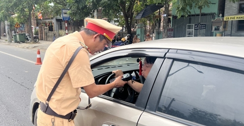 Nghiêm cấm can thiệp, tiếp nhận can thiệp việc xử lý vi phạm về trật tự, an toàn giao thông