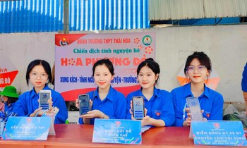 Đi tiếp sức mùa thi, đoàn viên thi tìm hiểu Nghị quyết Đại hội Đoàn