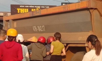 Mẹ ôm thi thể con trai khóc ngất sau va chạm xe tải