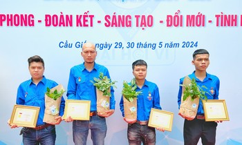 Trao Huy hiệu Tuổi trẻ dũng cảm tặng 4 thanh niên đập tường cứu người trong vụ cháy ở Trung Kính