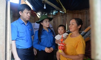 Bí thư Trung ương Đoàn thăm hỏi, trao hỗ trợ người dân vùng lũ ở Bắc Kạn