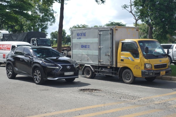 Chi chít ‘ổ gà’, ‘ổ voi’ trên đại lộ Nguyễn Văn Linh