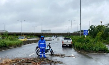 Xe máy, xe buýt được đi trên làn cao tốc Đại lộ Thăng Long để tránh ngập