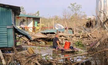 ‘Xóm phao’ ven sông Hồng tan hoang khi nước rút, người dân căng mình dọn bùn