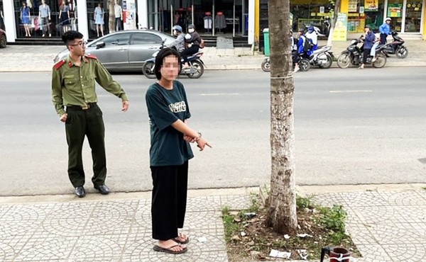 Ghen tuông dẫn đến xô xát, vợ trẻ đâm chồng tử vong