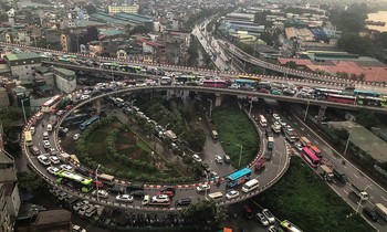 Hà Nội: Cầu Vĩnh Tuy ùn tắc nghiêm trọng trong nhiều giờ