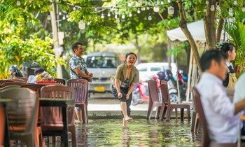 Độc lạ quán ăn ở TPHCM khách phải xắn quần, cởi giày dép để... lội nước