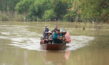 Bãi giữa sông Hồng ngập sâu, người dân đi chợ bằng thuyền