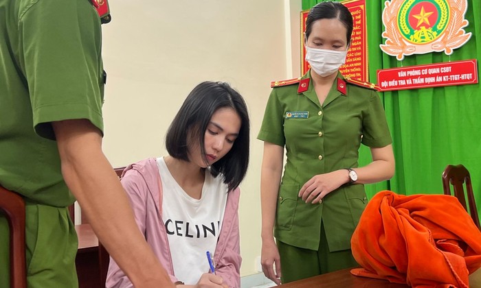 'Nữ hoàng nội y' Ngọc Trinh bị khởi tố, bắt tạm giam