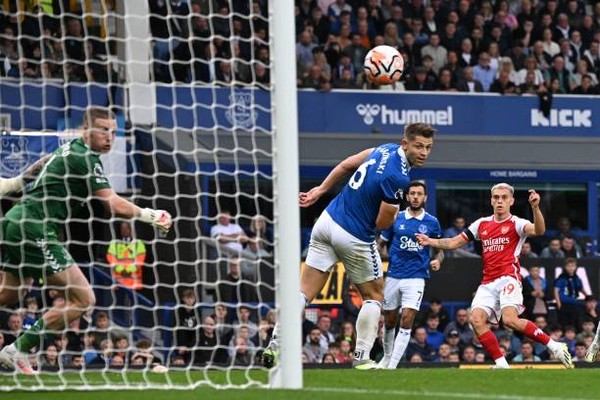 Arsenal thắng nhọc Everton 1-0