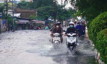 Mưa như trút nước, nhiều tuyến đường ở TPHCM chìm trong biển nước