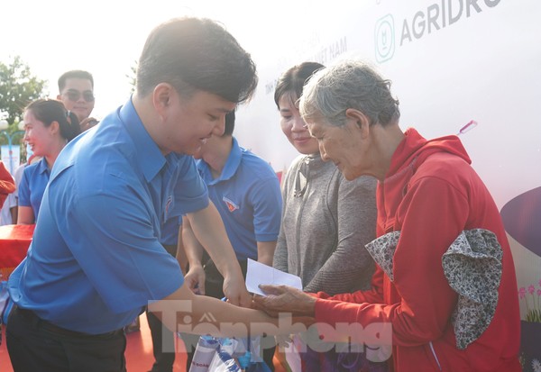 Đoàn công tác T.Ư Đoàn thăm, tặng quà Mẹ Việt Nam anh hùng